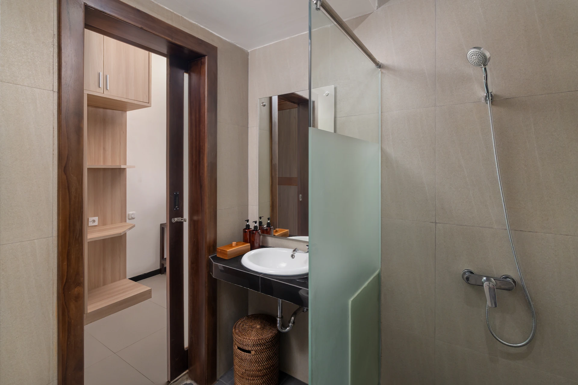 CO-LIVING TOILET