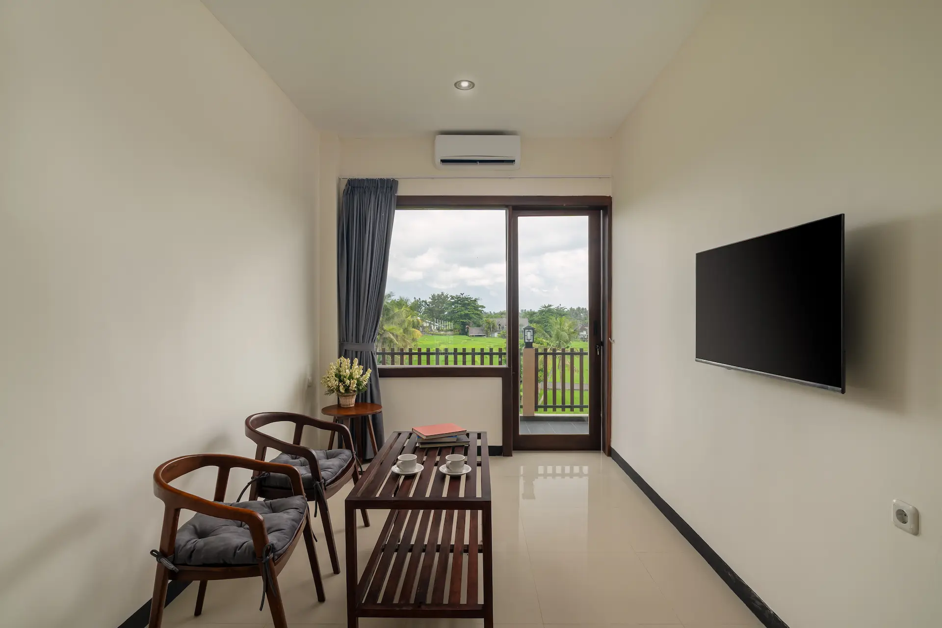 DSC03767 (Suite - living room)-Edit