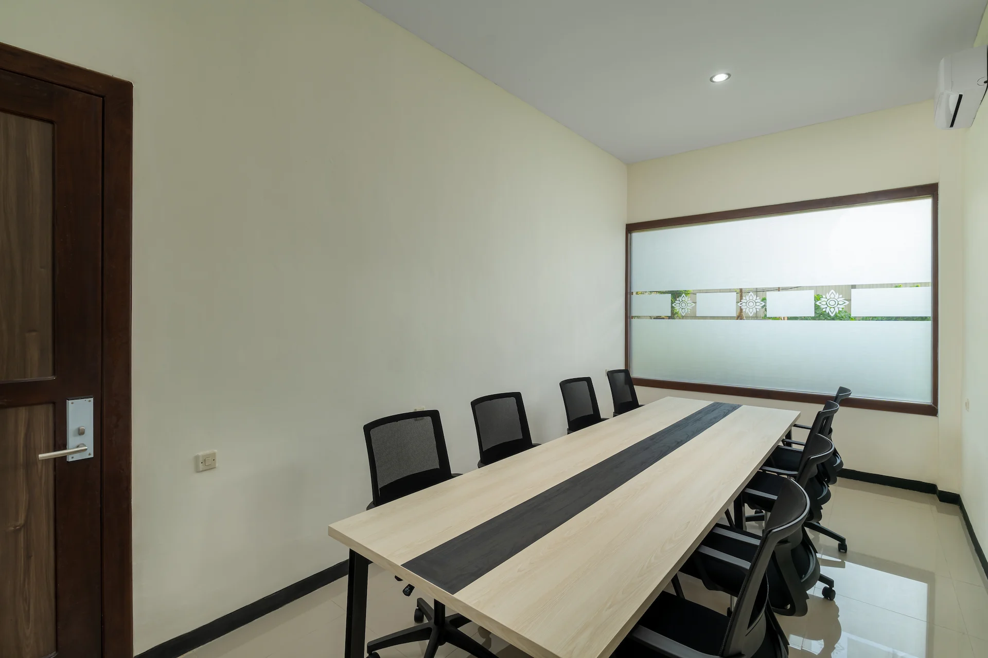 PRIVATE OFFICE 4